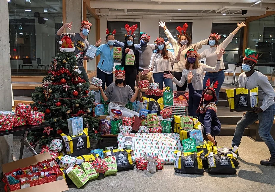 Chaque année, le Père Noël passe à La Boussole ! En attendant son arrivée, nous organisons des ateliers bricolage de Noël pour petit·es et grand·es ! Nous fournissons le matériel pour que vous puissiez rentrer chez vous avec de belles décorations à accrocher dans l'arbre.